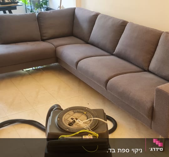ניקוי ספה עם מכונת ניקוי מקצועית